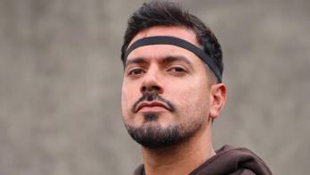 Andrés Moya mantiene firme su apoyo a las familias damnificadas, liderando la iniciativa para levantar el nuevo hogar de Suribeth Cortés. Archivo/El Siglo