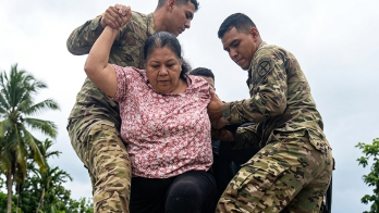 Testigos contaron que el auto, convertido en una trampa de muerte, dio varias vueltas hasta quedar inerte.