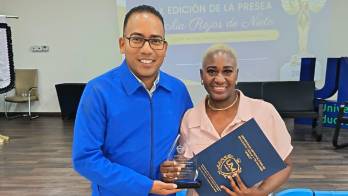 Jermain Cumberbatch, clave en su rescate, celebra su logro.