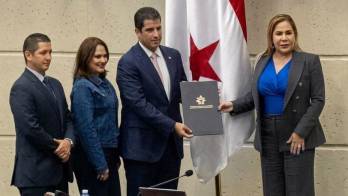 Ramón Icaza estuvo acompañado por Ilya Espino de Marotta, administradora designada del Canal de Panamá, durante la presentación del presupuesto 2027 ante la Asamblea Nacional. Cedida