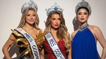 Lainey Floeck lució un imponente traje rojo durante su coronación, en la que recibió la corona de manos de Italy Mora, Miss Cosmo Panamá 2025. La velada contó con la presencia de Yolina Lindquist, Miss Cosmo Internacional. Redes Sociales/@misscosmopanamaoficial