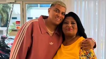 El artista sorprendió al confesar que invirtió el premio en un emotivo regalo para su madre y le organizó una celebración inolvidable.