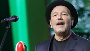 Rubén Blades toma el escenario principal y promete una noche inolvidable.