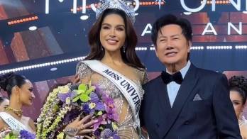 Nawat Itsaragrisil, CEO de Miss Universe Eastern, junto a Tharina Botes, Miss Universo Tailandia 2026, quien queda directamente afectada por la decisión de vetar la participación de seis países asiáticos en el certamen.