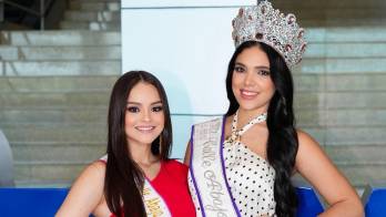 Astrid Carolina Sánchez Brandao y María Paula Acedo Pérez, soberanas de Calle Abajo de Las Tablas, representan a Panamá en las actividades de la Feria Bonita de Bucaramanga. Cedida/@calleabajodelastablas