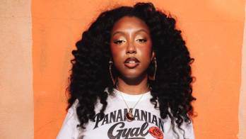 Alessandra ‘La Panameñita’ Clarke presenta su nuevo EP, un proyecto con el que reivindica sus raíces afro-panameñas y su identidad entre dos culturas.