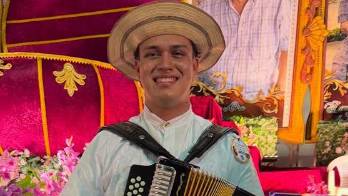 Héctor Concepción celebró su segundo lugar en el certamen que rinde homenaje al legendario acordeonista Victorio Vergara.