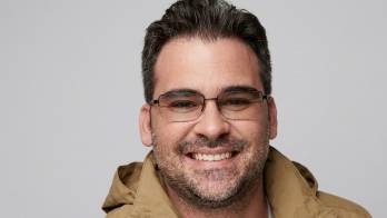 Mario Espinali dejó los escenarios para dedicarse a la producción musical. Ahora regresa como cantante con un proyecto cargado de historias personales.