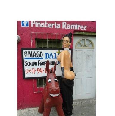 El mexicano Dalton Javier Avalos Ramírez, decidió crear una piñata de la imagen comentada de la portada Paper.