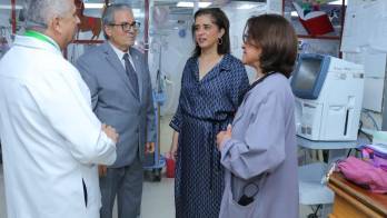 El ministro de Salud, Fernando Boyd Galindo, junto a la directora regional de la OMS para el Mediterráneo Oriental, Dra. Hanan Hassan Balkhy.