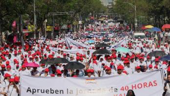 Miles de trabajadores mexicanos se manifestaron en las calles a favor de la iniciativa para reducir la carga laboral.