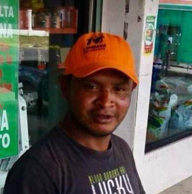 Se estrelló con un poste y a la tumba