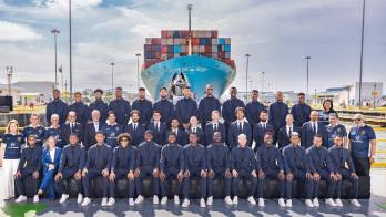 Los jugadores posando emocionados, con el barco de fondo