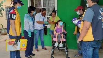 Club Activo 20-30 entrega donaciones a personas con discapacidad