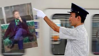 El hombre esperó a la policía sentado fumando un cigarrillo y con el cuchillo en la mano.