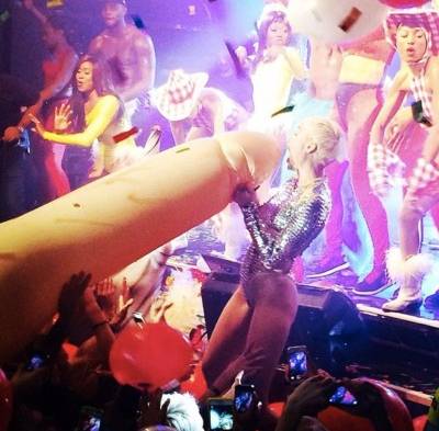 El público aprovechó para manosearla.