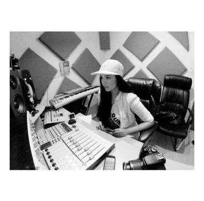 Ella le canta al amor en su primera producción.