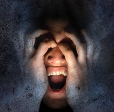 Fuerzas paranormales están atacando a estudiantes. Neles sacarán al demonio