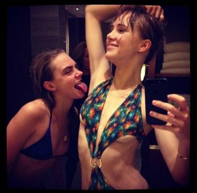 Cara Delevingne le lame la axila