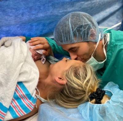 Enrique Iglesias y Anna Kournikova presentan a su hija