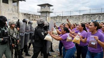 ¡Revulú en La Joya! Familiares de reos chocan con antimotines por ingreso de víveres