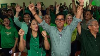 Compitió con el color verde. Junto a su equipo esperó hasta altas horas de la madrugada el anuncio.