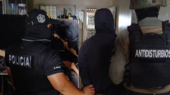 Se decomisaron armas de fuego, drogas y otros indicios vinculados a la investigación