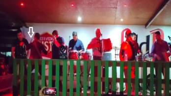 Tras restablecer la calma y con un nuevo guitarrista en el escenario, la presentación continuó con normalidad.
