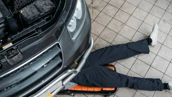 La tragedia se suscitó cuando la víctima arreglaba su vehículo