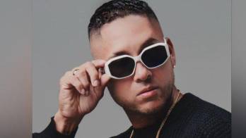 El cantante panameño Bobby Música conquista corazones con su lado más romántico.