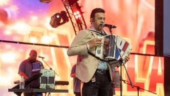 Osvaldo Ayala durante su presentación en la inauguración del Festival de la Leyenda Vallenata 2026 en Valledupar, donde representó a Panamá como invitado internacional.