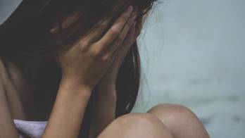 La menor vivió una verdadera pesadilla al hombre que debió protegerla