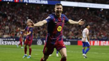 El delantero polaco del FC Barcelona Robert Lewandowski celebra tras anotar el segundo gol del equipo durante el partido de la jornada 30 de LaLiga EA Sports que Atlético de Madrid y FC Barcelona disputaron este sábado, en el Estadio Riyadh Air Metropolitano de la capital española.