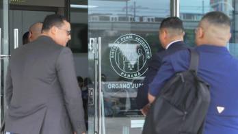 El fiscal Emeldo Márquez llegando hoy a la audiencia de apelación de Arnold Salgado Galeano, exvicepresidente de Finanzas y Contabilidad de BAC Panamá, vinculado a la Operación Pandora.