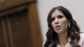 Fotografía de la secretaria del Departamento de Seguridad Nacional (DHS), Kristi Noem. EFE/Will Oliver