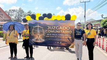 Delegaciones de instituciones, escuelas y organizaciones recorrieron las calles de El Valle de Antón durante el tradicional desfile en honor a la Rana Dorada.