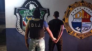 Uno de los bandidos cayó en manos de la policía y buscan a los otros compinches que huyeron con el botín