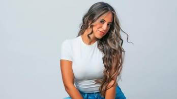 Neka Prila se “quemó las pestañas” para naturalizarse como panameña
