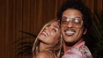 Karol G y Bruno Mars vuelven a encender las redes con la cercanía que muestran en el videoclip de ‘Still’.