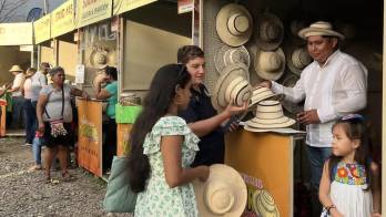 Los organizadores informaron que la actividad busca apoyar a los artesanos de la región, quienes desde hace 10 años se preparan con anticipación para ofrecer sus productos al público. Redes Sociales/@festivaldelsombreropintao