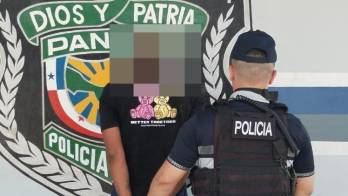 En medio de la huida, el sospechoso lanzó el arma de fuego a una alcantarilla