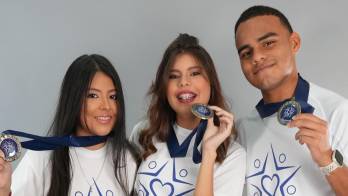 María Gamez, Eleine Pittí, Juneikel Hurtado y el profesor tutor Carlos Guevara representan al Instituto Fermín Naudeau en la gran final de TalenPro 2026. Cedida/TalenPro