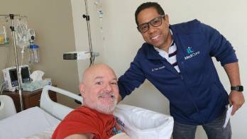 Alex Medela agradeció las atenciones que recibió en el hospital, especialmente al doctor Fabio Jaramillo, quien lo atendió y actuó rápidamente ante su estado de salud. Redes Sociales/@alexmedela