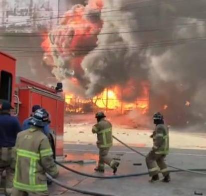 Por seguridad hubo un momento en que los bomberos se alejaron del sitio. Se registraron explosiones.