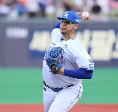 El lanzador panameño Ariel Jurado se llevó ayer su tercera victoria de la temporada en la Liga de Béisbol de Corea.
