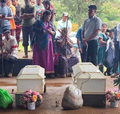 Familiares y docentes le dieron el último adiós a esta pequeñas que murieron tratando de cruzar el río