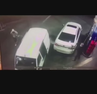 [VIDEO] Hombre evita que le roben echándole gasolina a los malandros