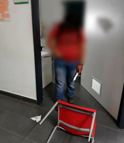 Mujer amenazó con cuchillos a personal y pacientes de hospital