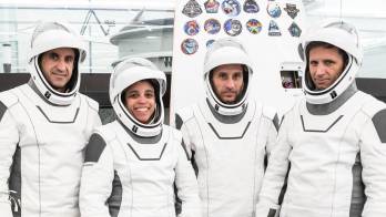 Fotografía del 30 de abril de 2026 cedida por SpaceX donde aparecen los miembros de la tripulación de la misión Crew-13 de izquierda a derecha el cosmonauta ruso de Roscosmos, Sergey Teteryatnikov; los astronautas de la NASA Jessica Watkins y Luke Delaney, y el astronauta de la Agencia Espacial Canadiense (CSA). EFE/SpaceX