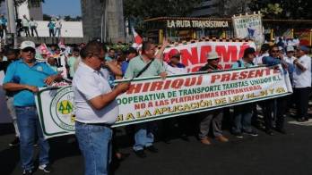 Transportistas marchan hacia la presidencia en rechazo a las plataformas tecnológicas